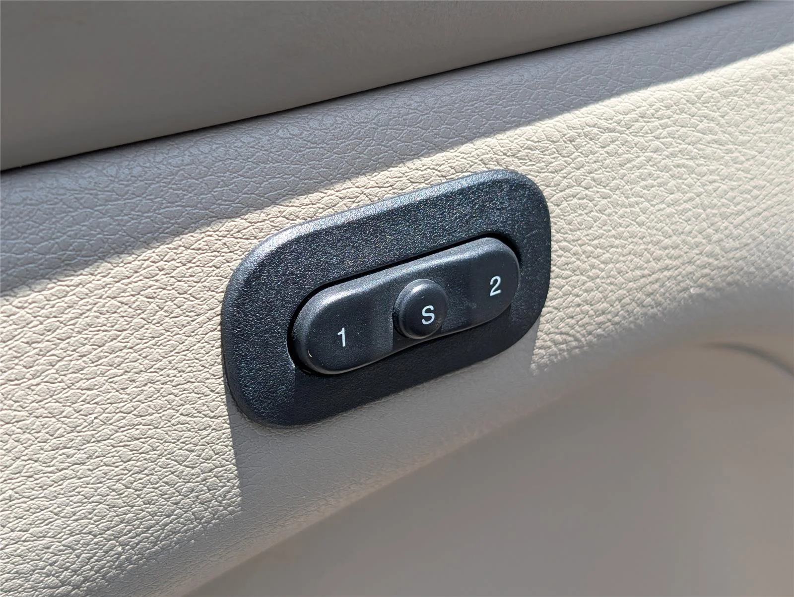 Used 2017 Diamond Black Crystal Pearlcoat Jeep Overland image 15