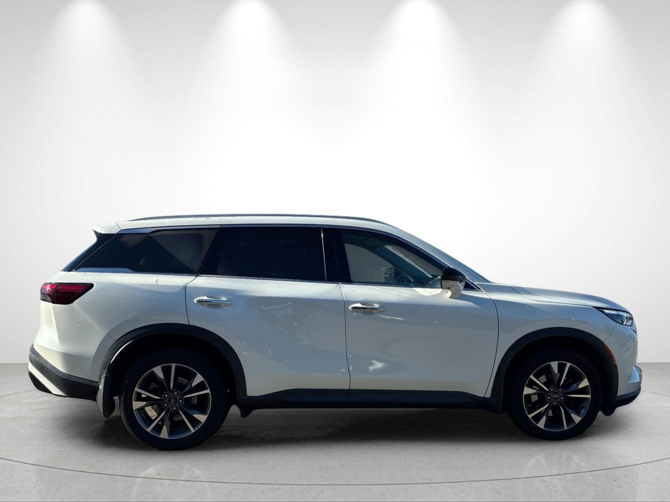 Used 2023 Majestic White INFINITI LUXE image 6