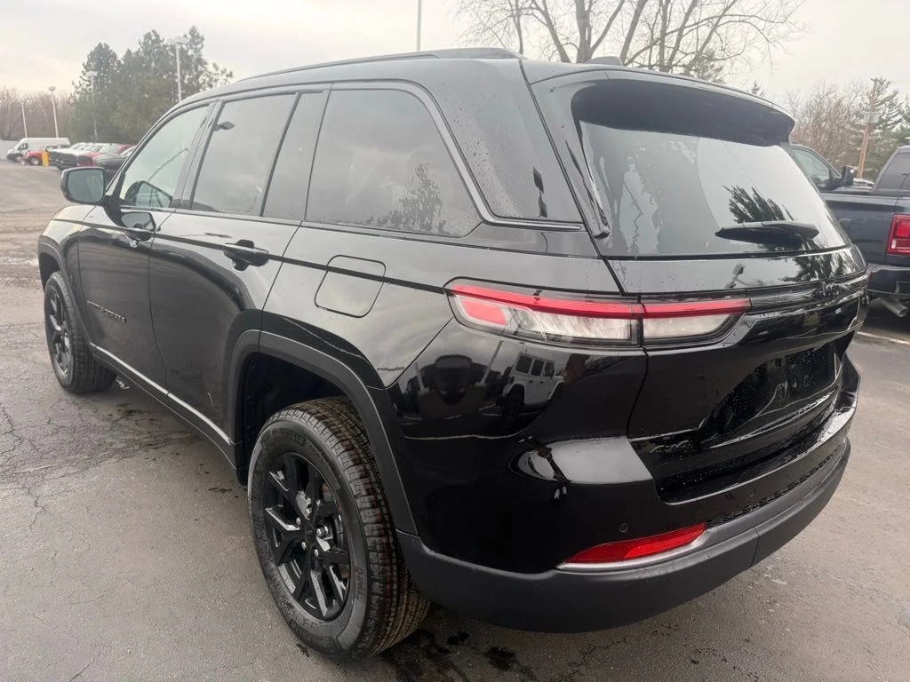 New 2026 Diamond Black Crystal Pearl-Coat Exterior Paint Jeep Altitude image 5