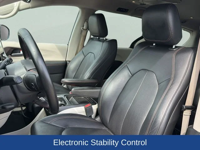 Certified Used 2018 Gray Chrysler Touring L image 15