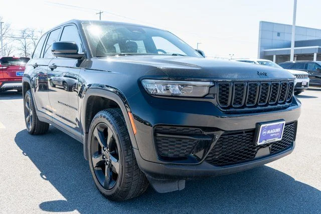 Used 2023 Black Jeep Altitude X image 4