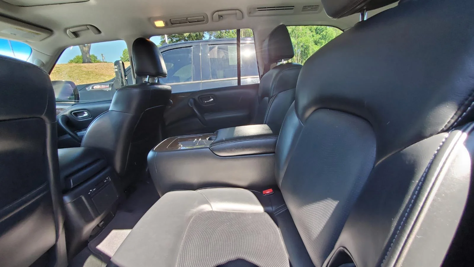 Used 2017 Liquid Platinum INFINITI Limited 4WD image 5