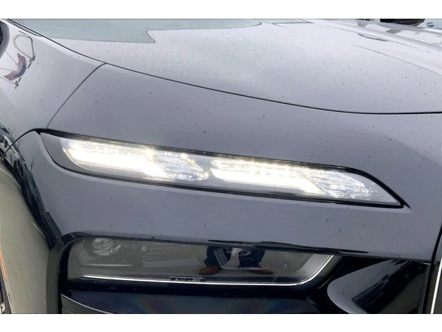 New 2026 Black Sapphire Metallic BMW 750e xDrive image 13