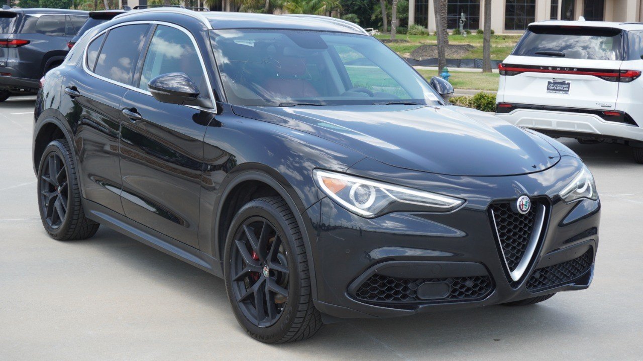 Used 2018 Black Alfa Romeo  image 3