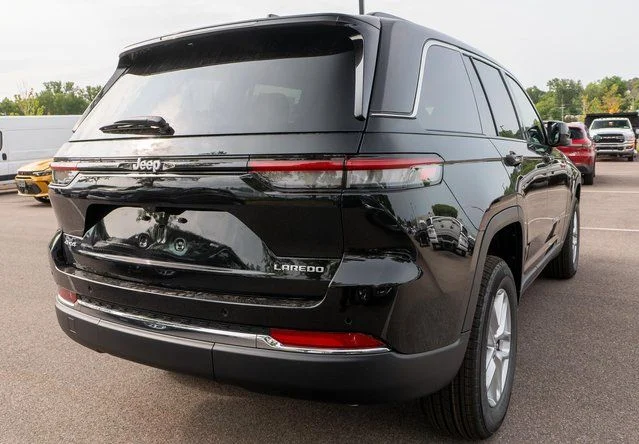 New 2026 Diamond Black Crystal Pearlcoat Jeep Laredo X image 5