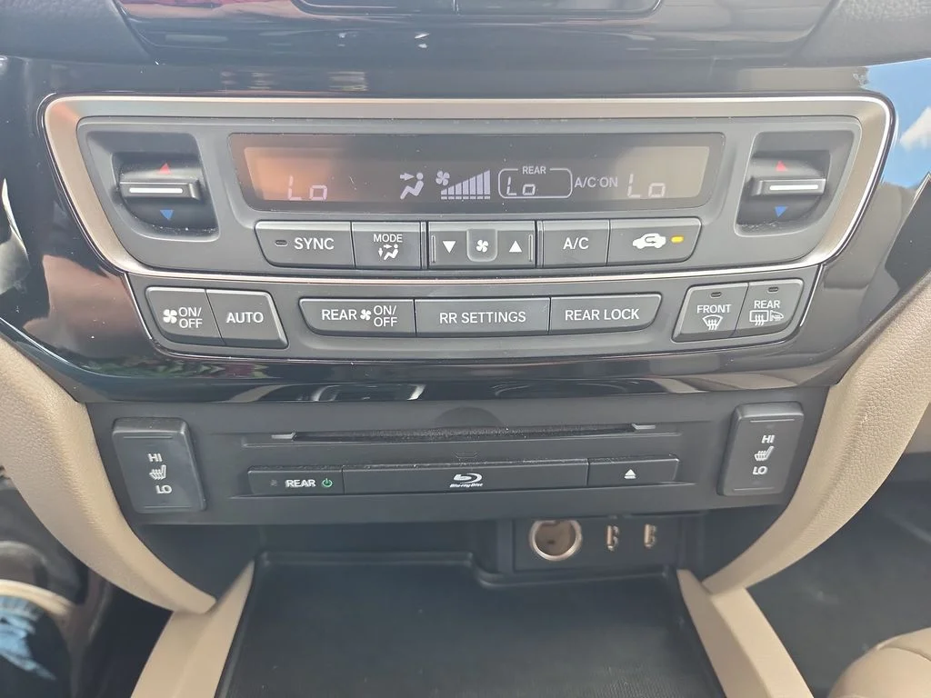 Used 2016 White Honda Touring image 47