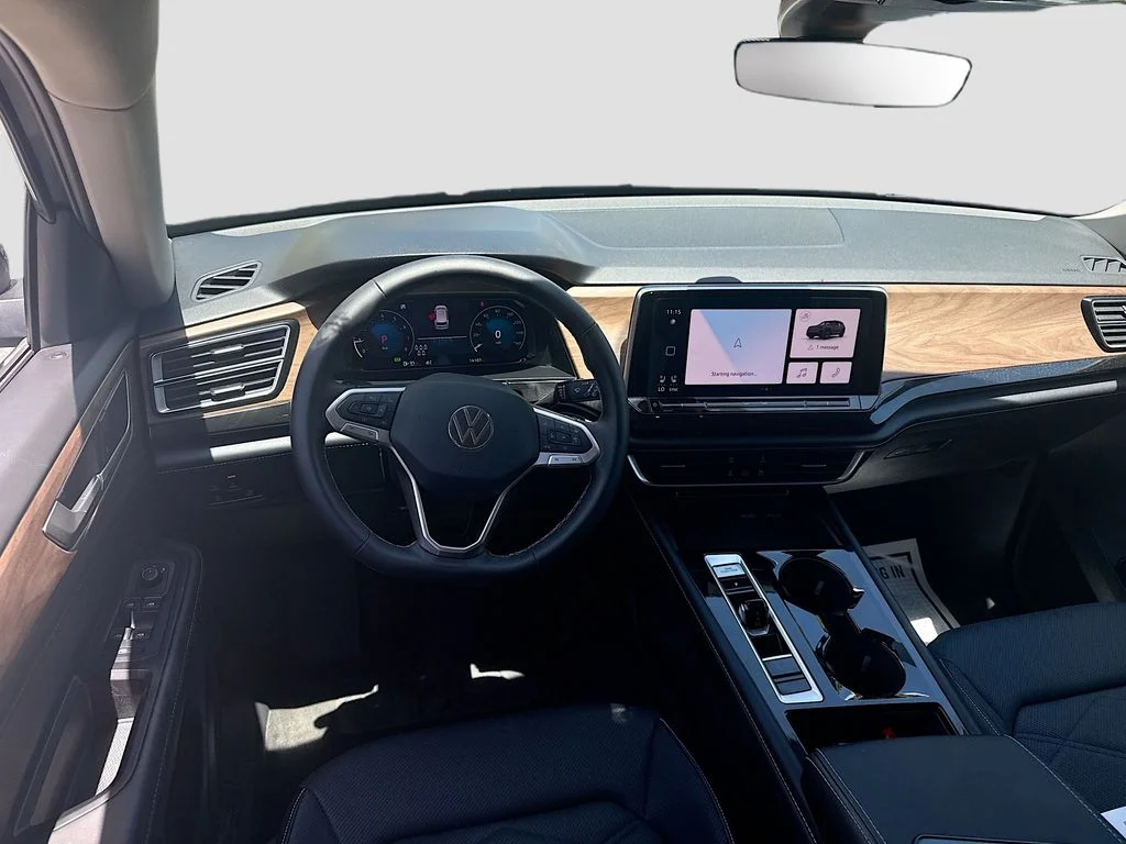 Used 2025  Volkswagen 2.0T SE w/Technology image 24