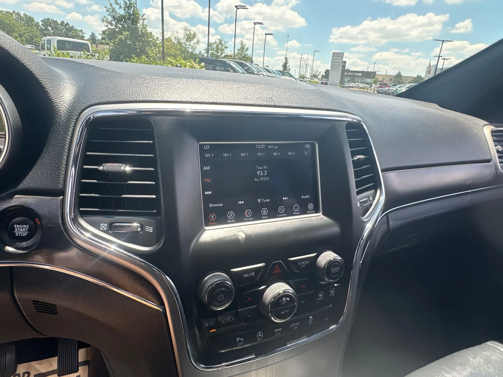 Used 2018 Diamond Black Crystal Pearlcoat Jeep Limited image 25