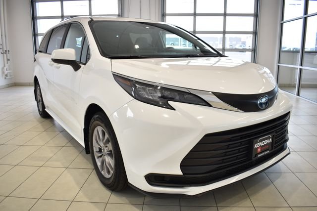 2025 Toyota Sienna LE
