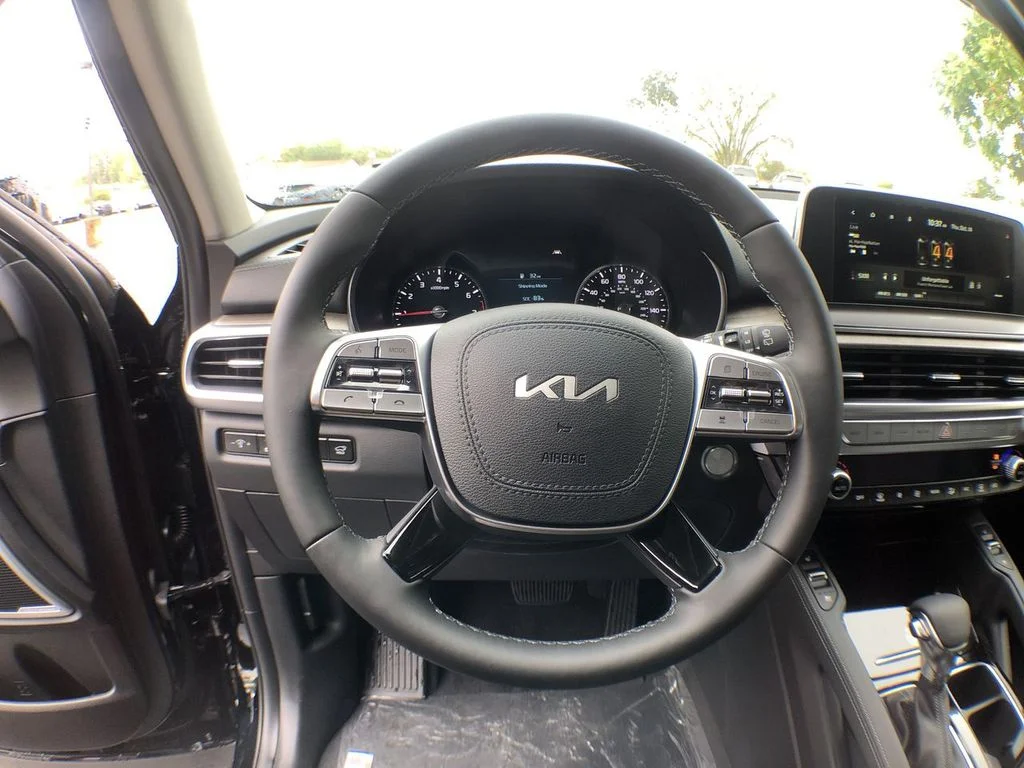 Used 2022 Black Kia EX image 35