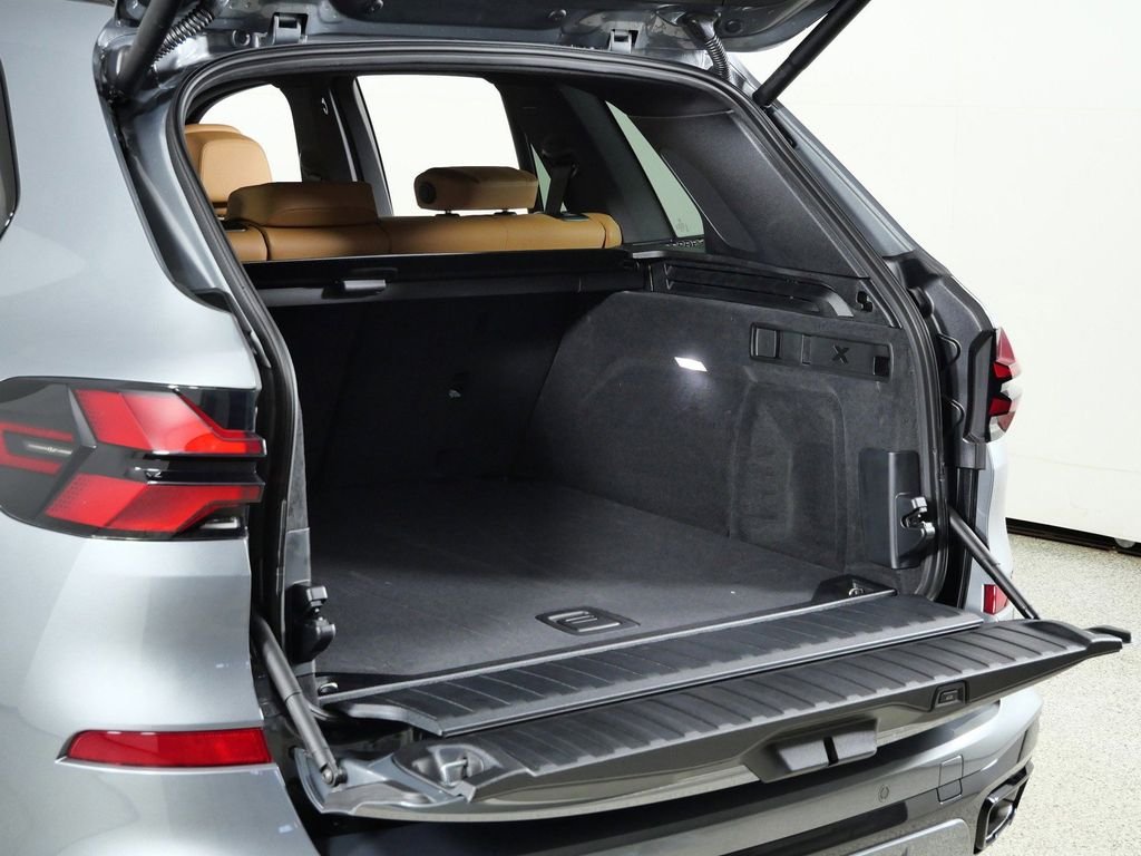 Used 2026 Skyscraper Grey Metallic BMW xDrive40i image 30