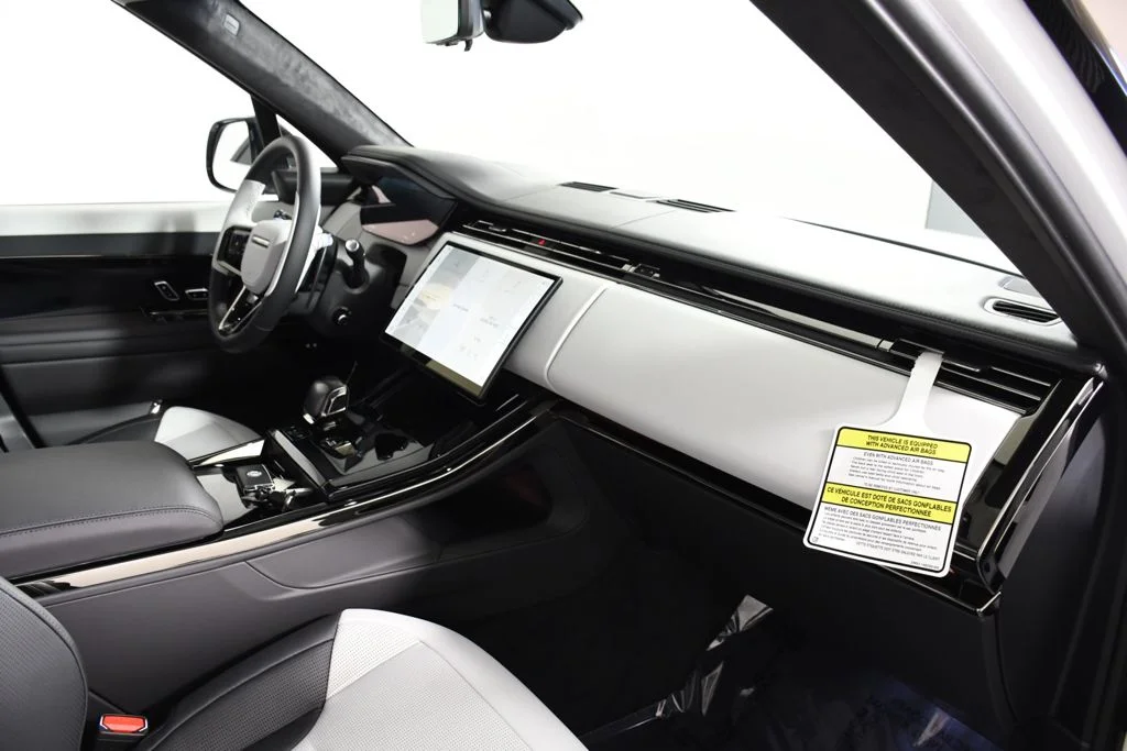 New 2026 Ostuni Prl Whi Land Rover SV image 18