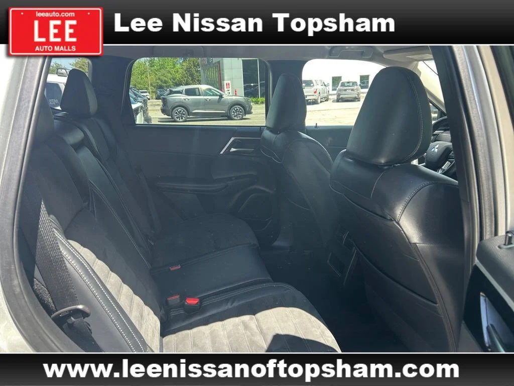 Used 2022 Silver Mitsubishi SE image 18