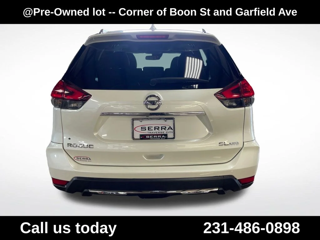 Used 2017  Nissan SL image 4