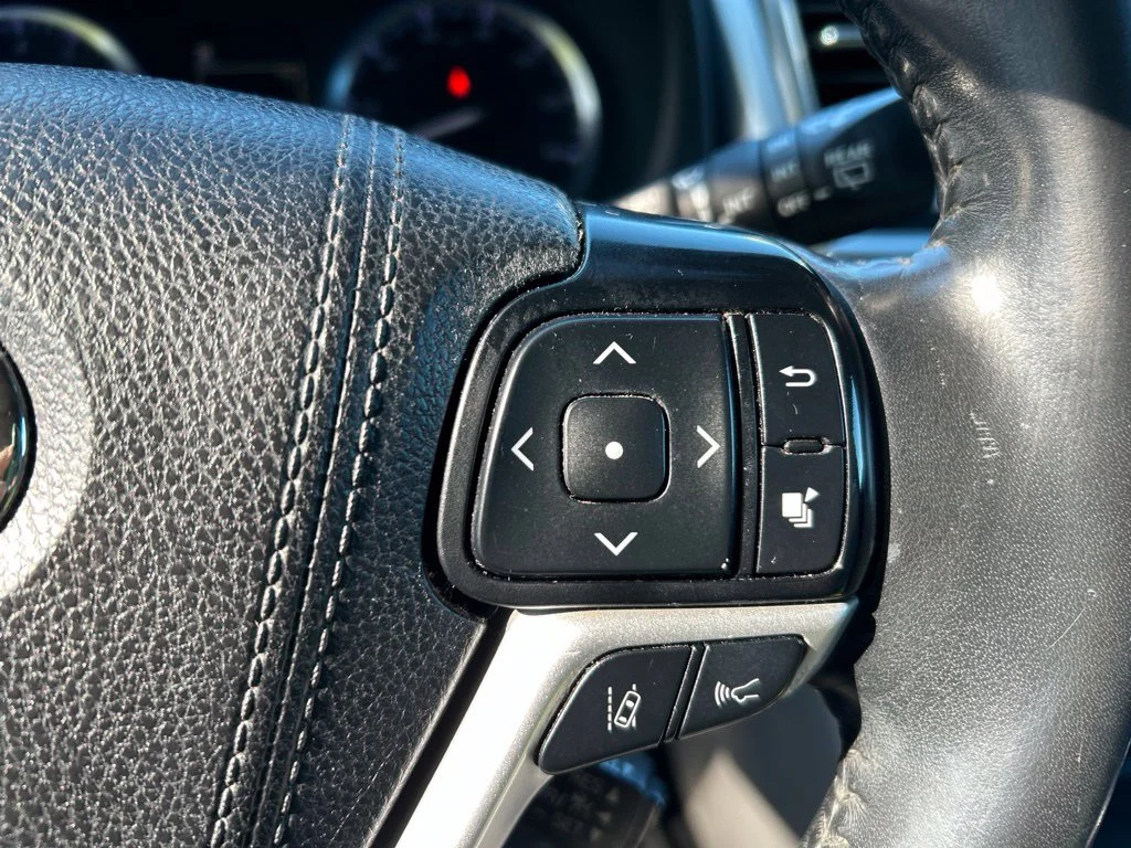 Used 2019 Silver Toyota XLE image 18