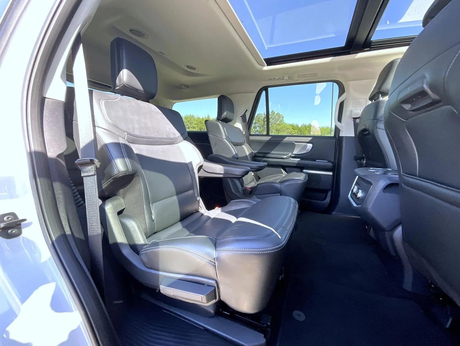 Used 2025 Silver Ford Platinum image 22