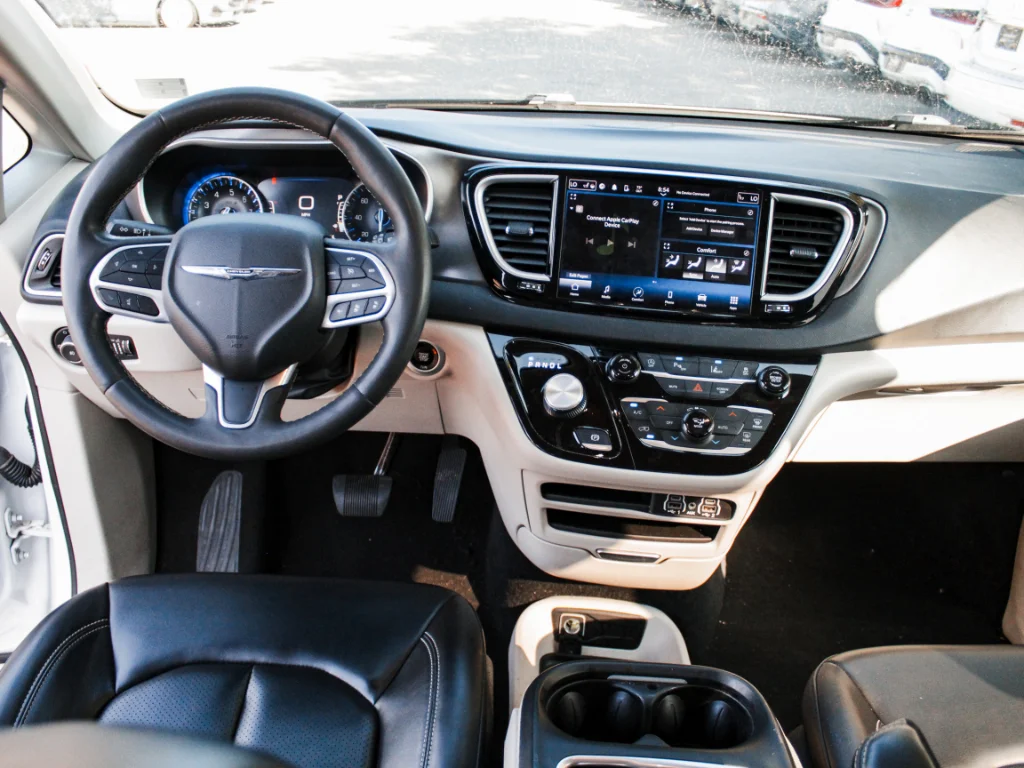 Used 2023 Silver Mist Clearcoat Chrysler Touring L image 25