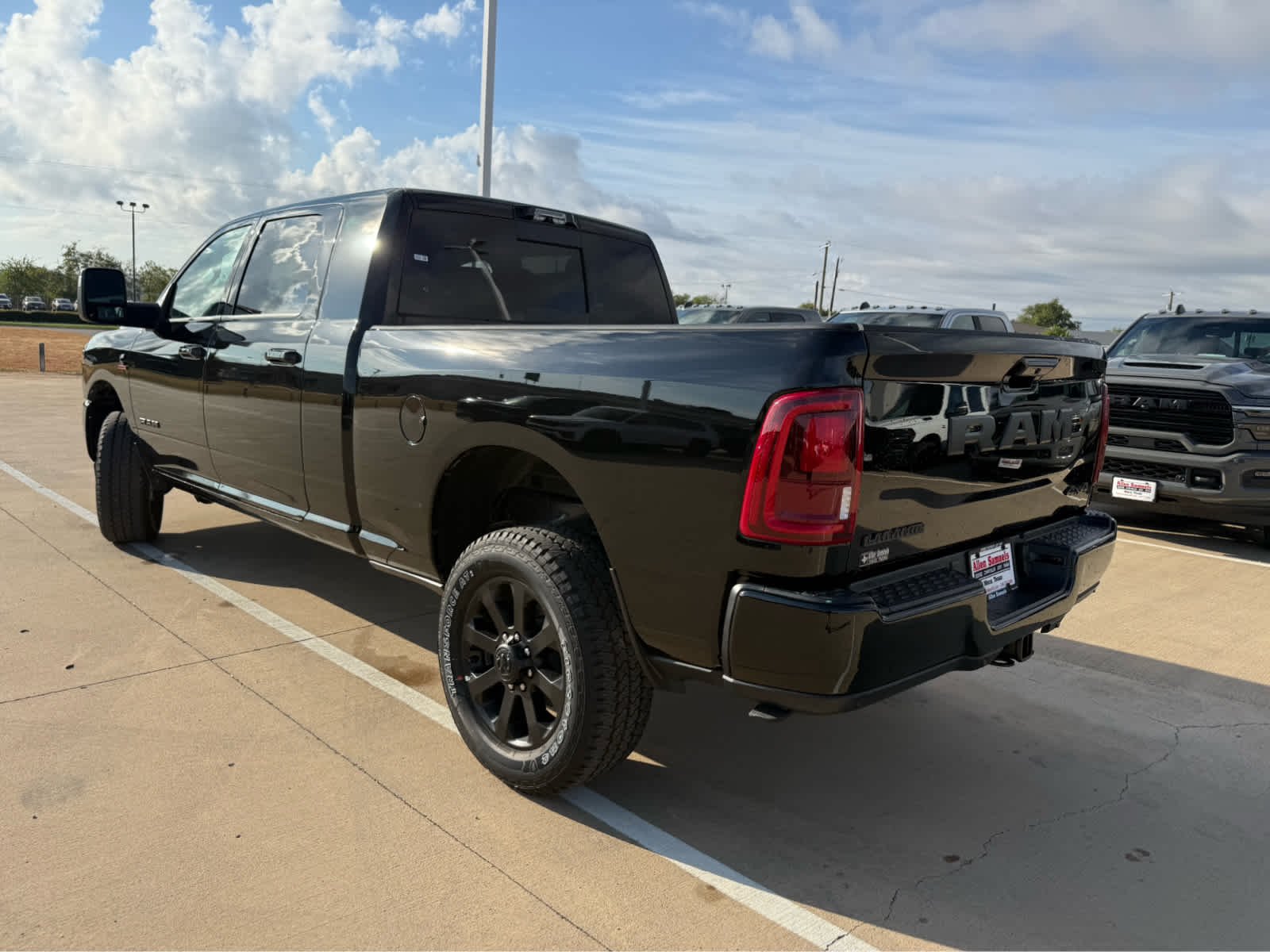 New 2027 Diamond Black Crystal Pearl-Coat Exterior Paint RAM Laramie image 9