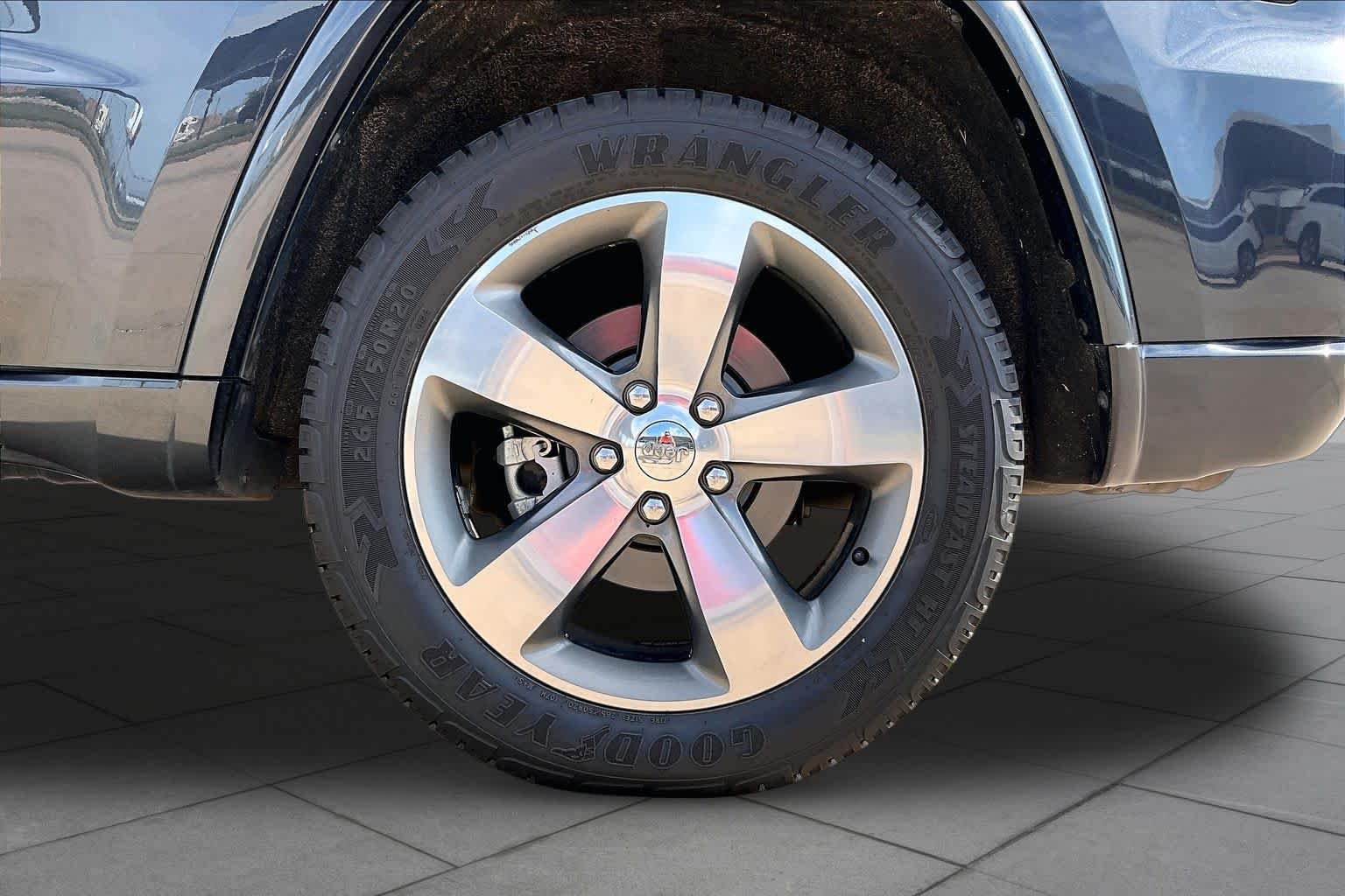 Used 2014 Maximum Steel Metallic Clearcoat Jeep Overland image 11