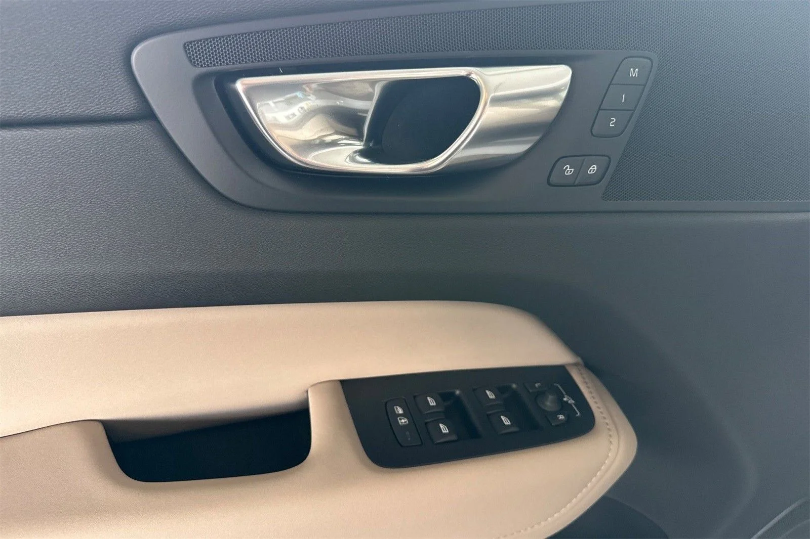 2026 Volvo XC60 Plus - Photo 14