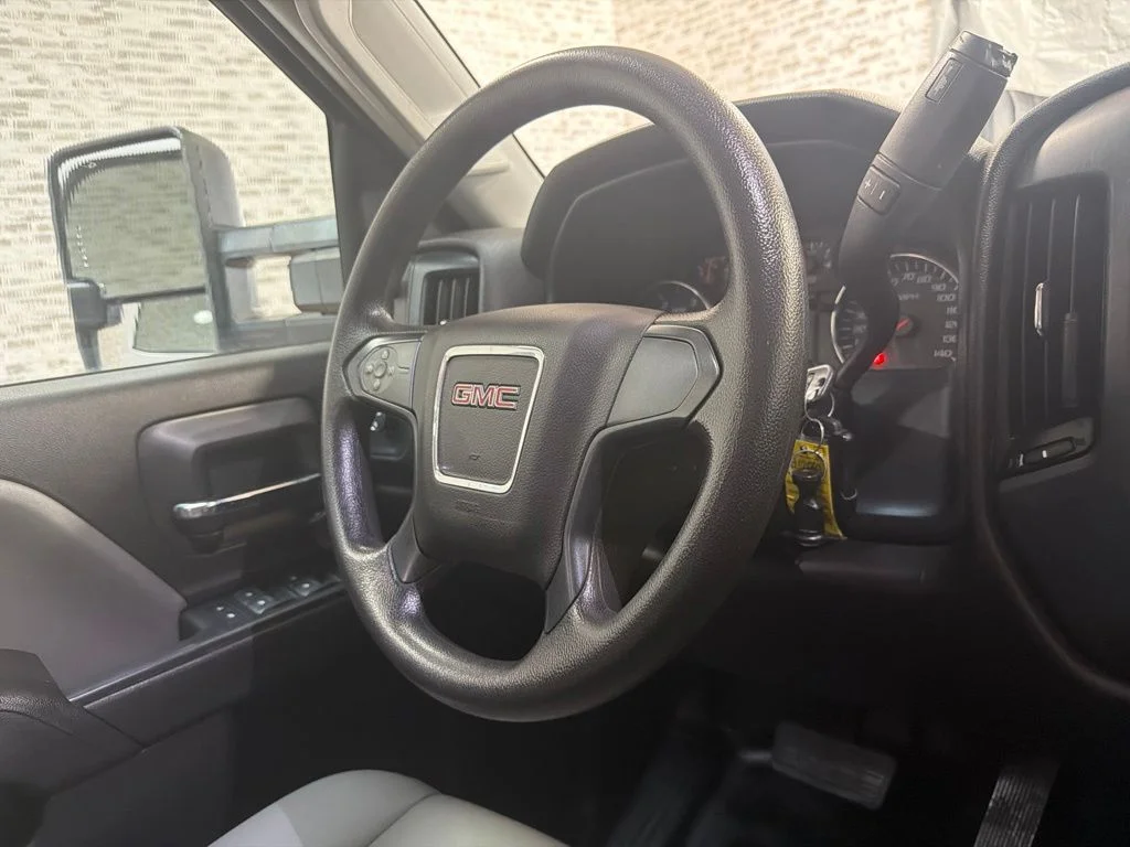 Used 2018 Summit White GMC Base image 17