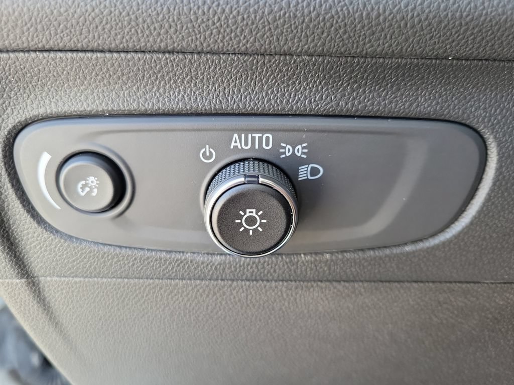 Used 2023 Summit White Buick Essence image 20