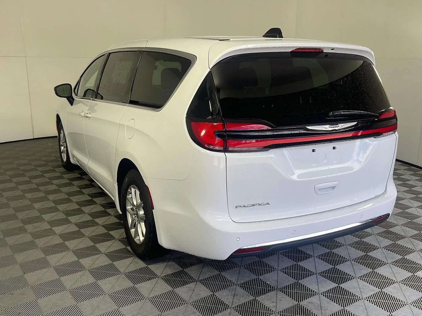 Used 2025 Bright White Clearcoat Chrysler Select image 9