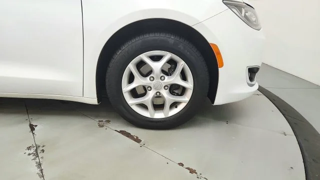 Used 2018 White Chrysler Touring Plus image 23
