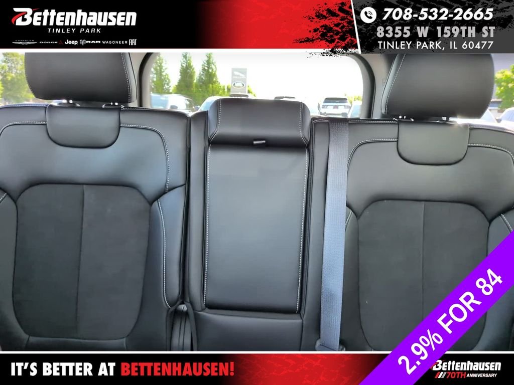New 2026 Bright White Clear-Coat Exterior Paint Jeep Laredo Altitude image 25