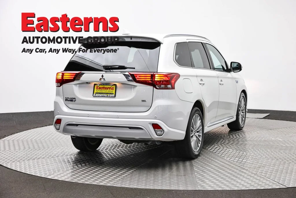 Used 2020 White Mitsubishi SEL image 5