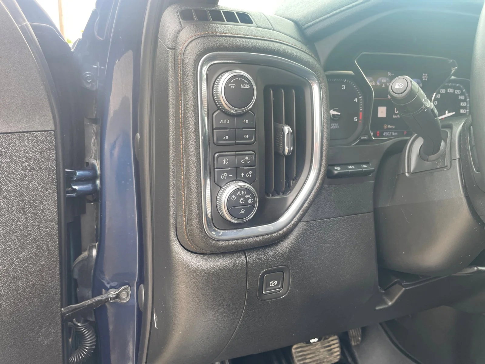 Used 2023 Blue GMC AT4 Crew Cab image 16