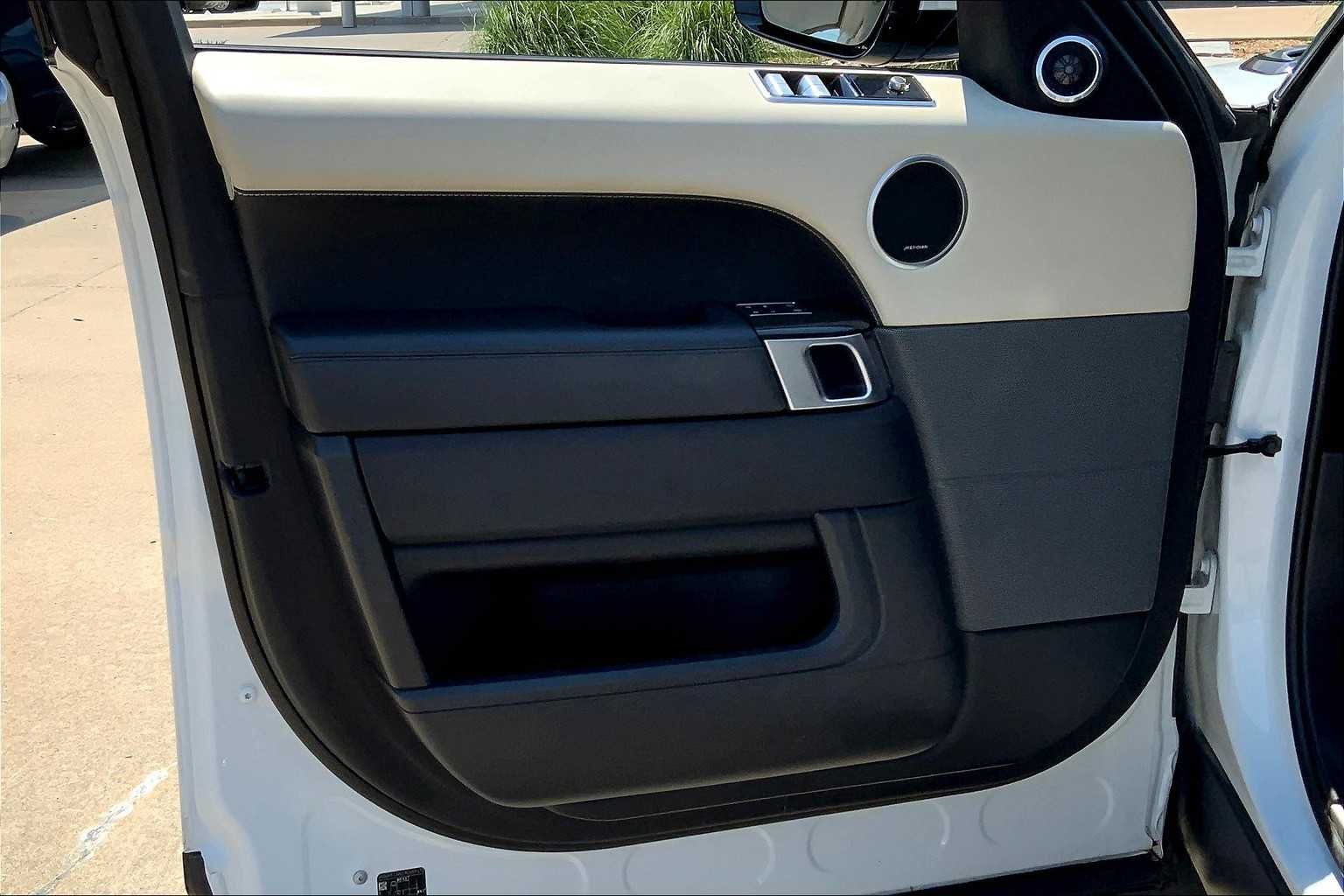 Used 2021 Fuji White Land Rover HSE Silver Edition image 39