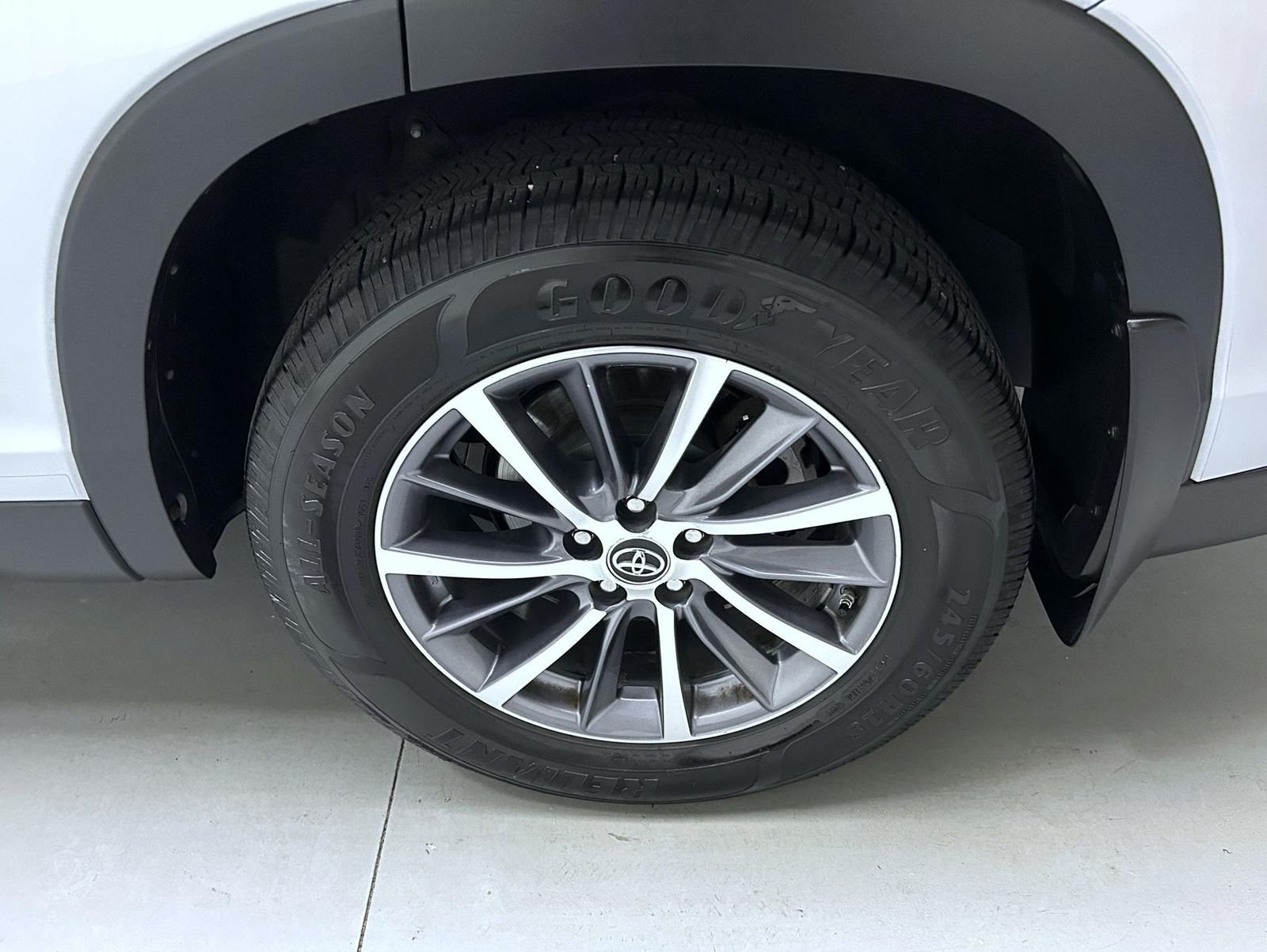 Used 2019 Silver Toyota XLE image 23
