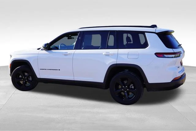Used 2023 White Jeep Altitude image 8