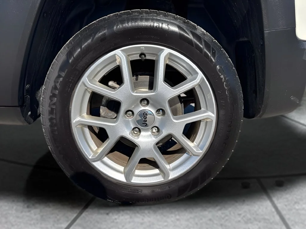 Used 2022 White Jeep Latitude image 31