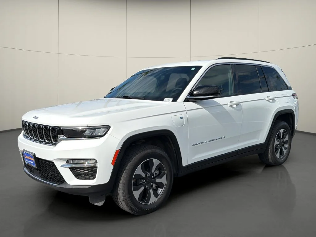 Used 2024 White Jeep LIMI image 3