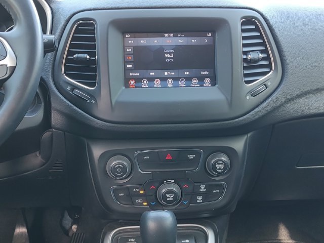 Used 2018 White Jeep Latitude image 13