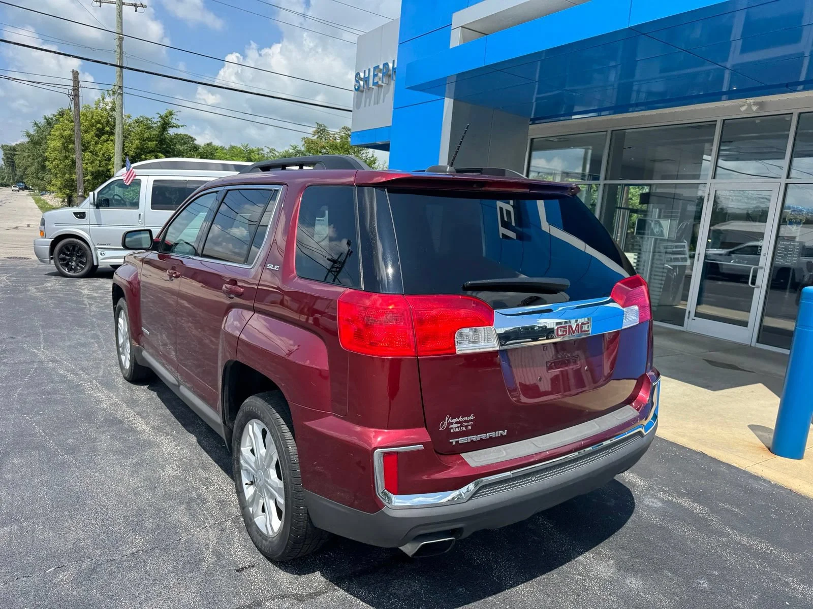 Used 2017 CRIMSON RED TINTCOAT GMC SLE image 3