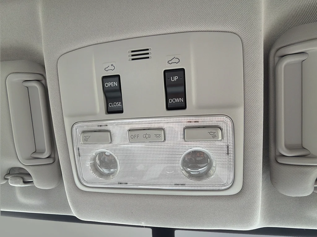 Used 2015 Red Toyota XLE image 3