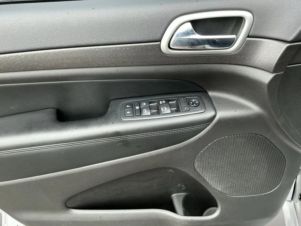 Used 2018 Silver Jeep Altitude image 10