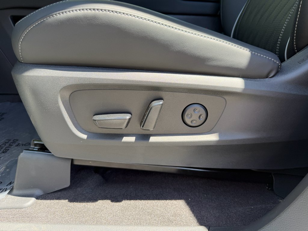 New 2027 2T RAD WHT INFINITI Autograph AWD image 25