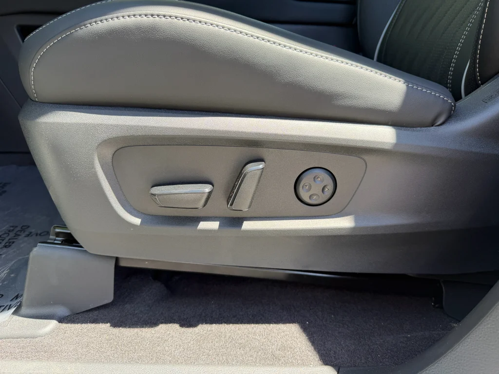 New 2027 2T RAD WHT INFINITI Autograph AWD image 25