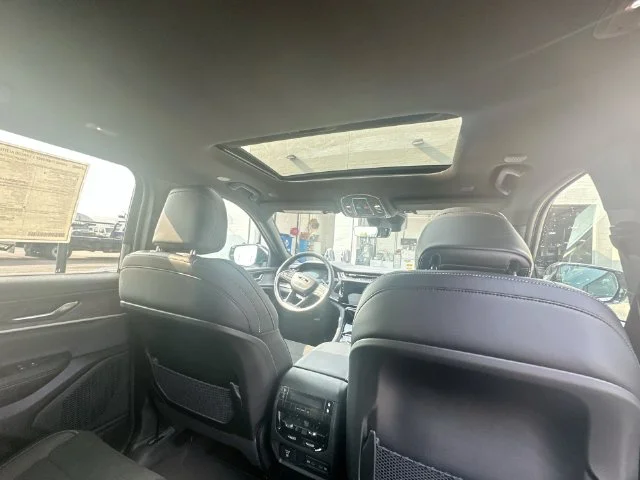 New 2026 Bright White Clear-Coat Exterior Paint Jeep Altitude image 25