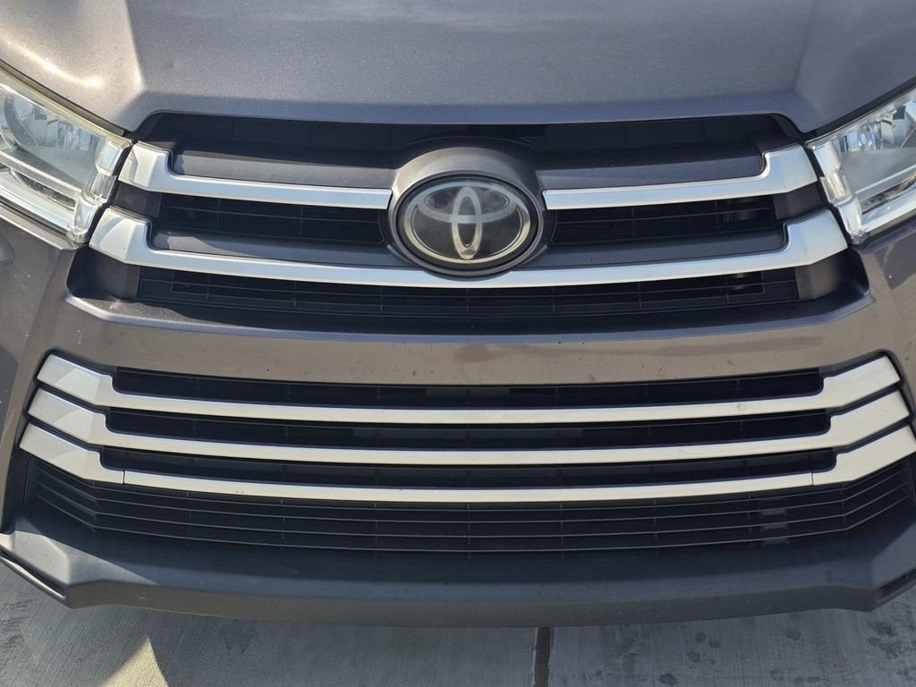 Used 2019 Gray Toyota XLE image 6