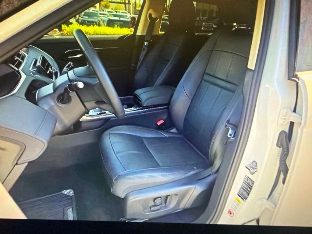 Certified Used 2023 Fuji White Land Rover SE image 11