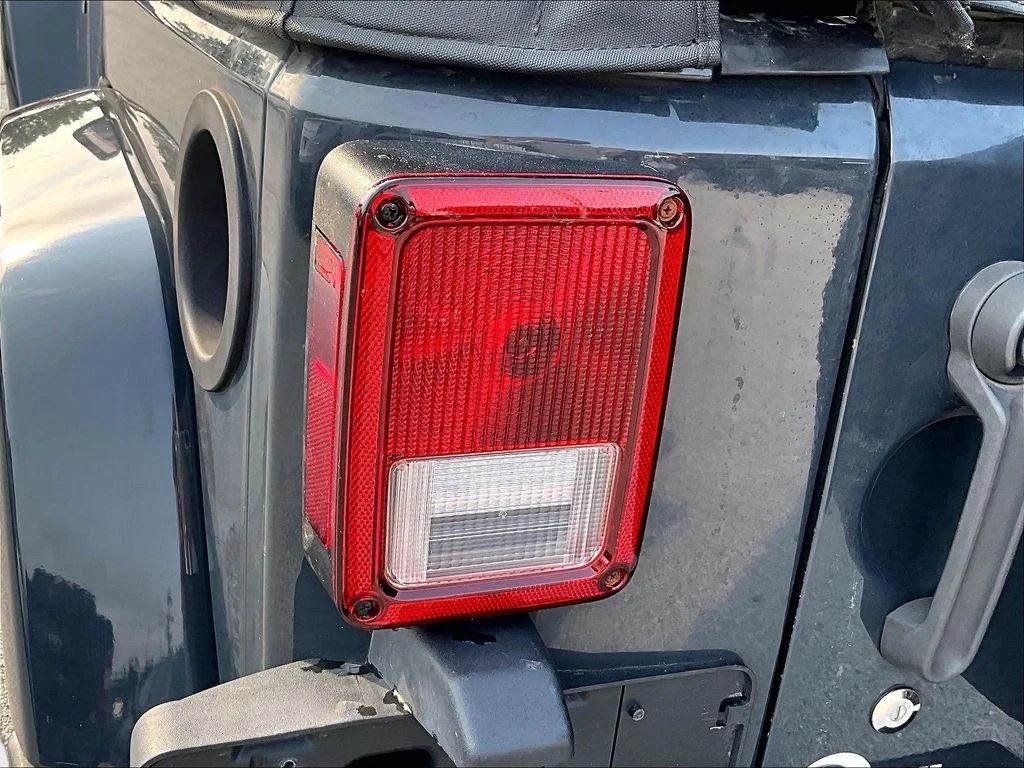 Used 2017 Black Jeep Sahara image 31