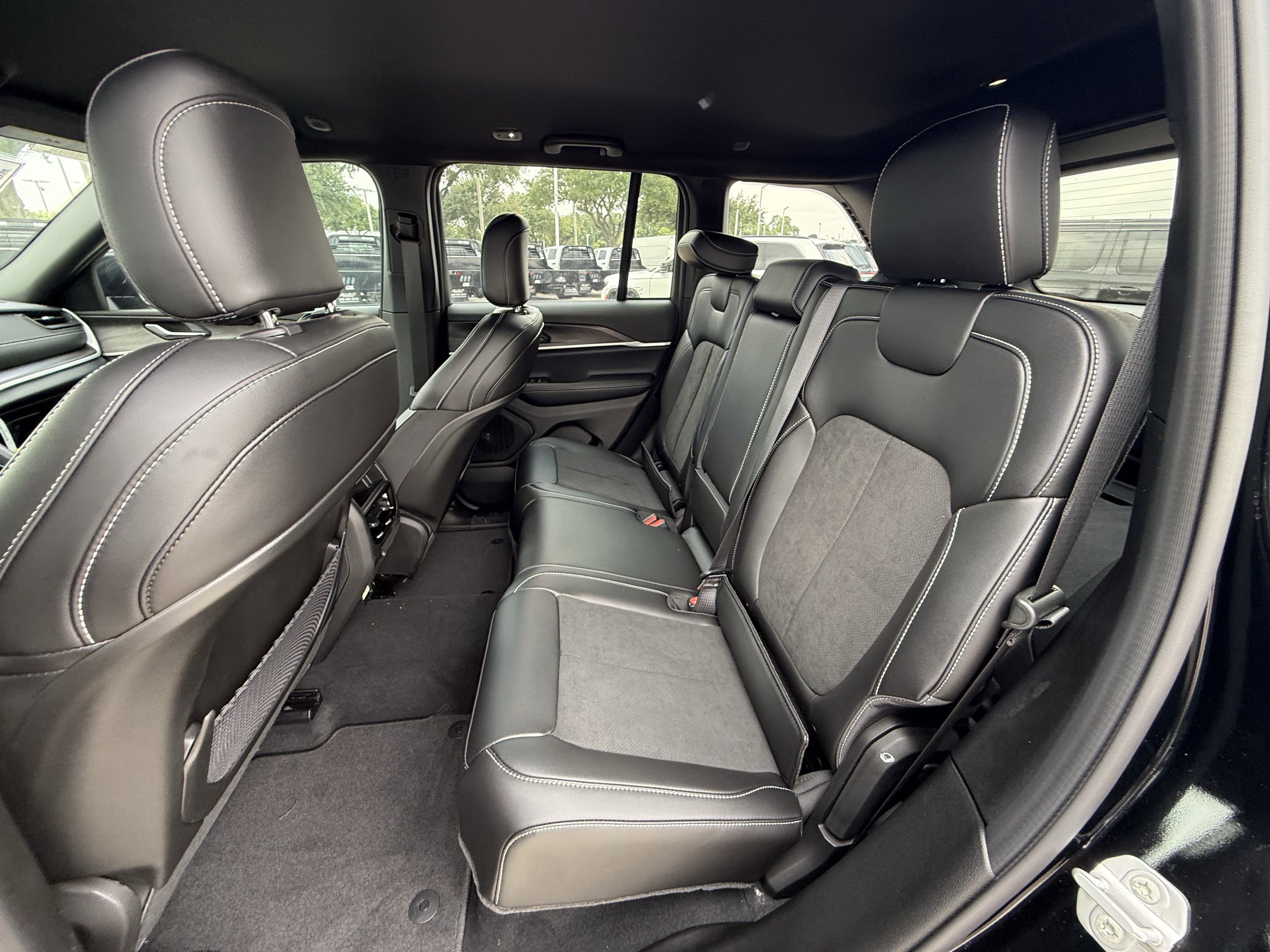 New 2026 Diamond Black Crystal Pearl-Coat Exterior Paint Jeep Laredo Altitude image 15