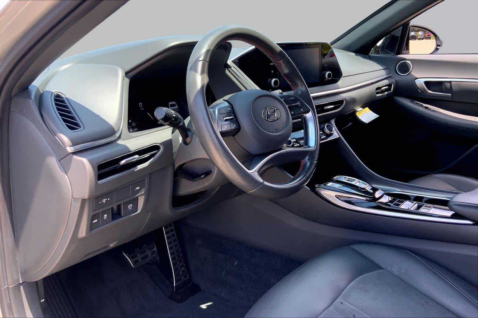 Used 2020 Shimmering Silver Pearl Hyundai SEL Plus image 17