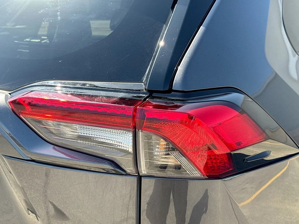 Used 2021 Gray Toyota XLE Premium image 33