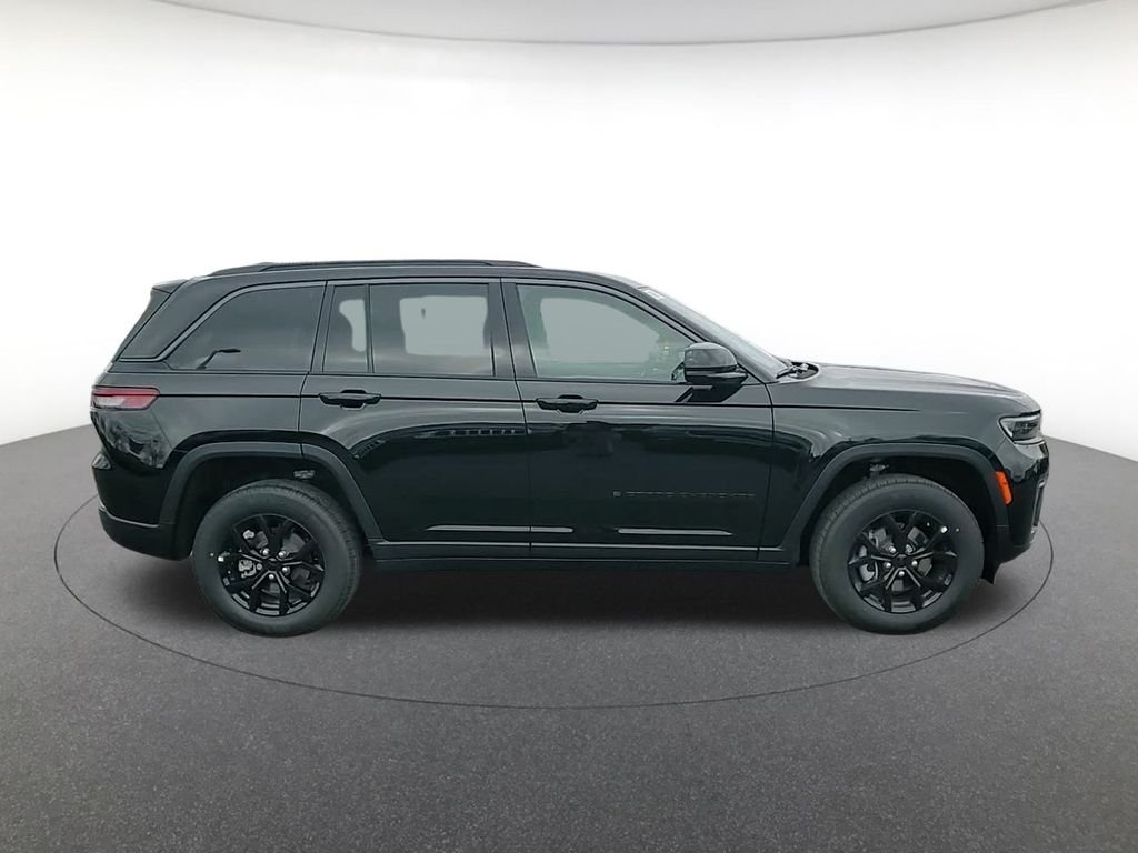 New 2026 Diamond Black Crystal Pearlcoat Jeep Altitude image 4